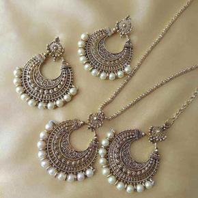 Pearl Setting Golden Metal Necklace Gorgeous Earings and Maangtikka For Women