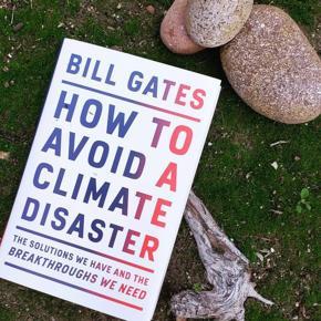 How to Avoid a Climate Disaster by Bill Gates -Paperback