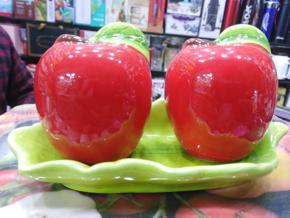 Salt and Pepper Pot Set Apple Shape with Matching Tray (3 Pieces) Green and Red Spice Square Shape Plaid Collectible All Seasoning Salt and Pepper pot Tabletop Decor _ multipurpose use