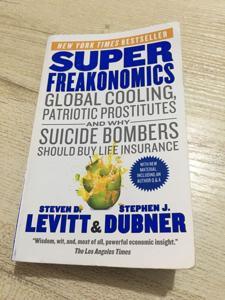 SuperFreakonomics: Global Cooling, Patriotic Prostitutes, and Why Suicide Bombers Should Buy Life Insurance (Paperback)