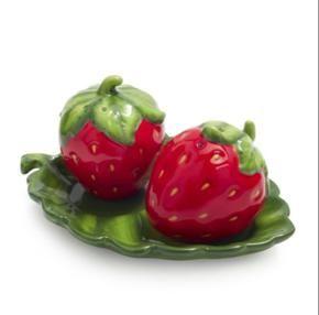 Salt and Pepper Pot Set  Strawberry Shape with Matching Tray (3 Pieces) Green and Red Spice Square Shape Plaid Collectible All Seasoning Salt and Pepper pot Tabletop Decor _ multipurpose use