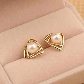 Trendy Simulated Pearl Stud Earrings for Girls Simple Stylish Top Geometric Zinc Alloy Stud Earrings for Women New Collection